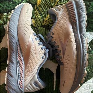 Brooks Adrenaline Lilac Running Sneakers! EUC!